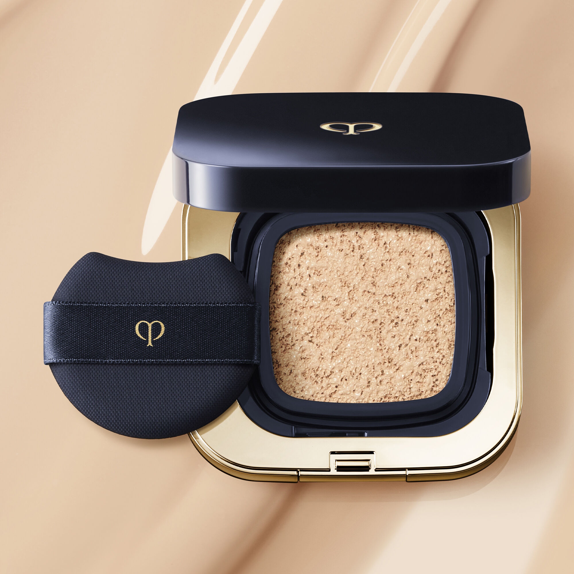 Radiant Cushion Foundation Dewy | Clé de Peau Beauté