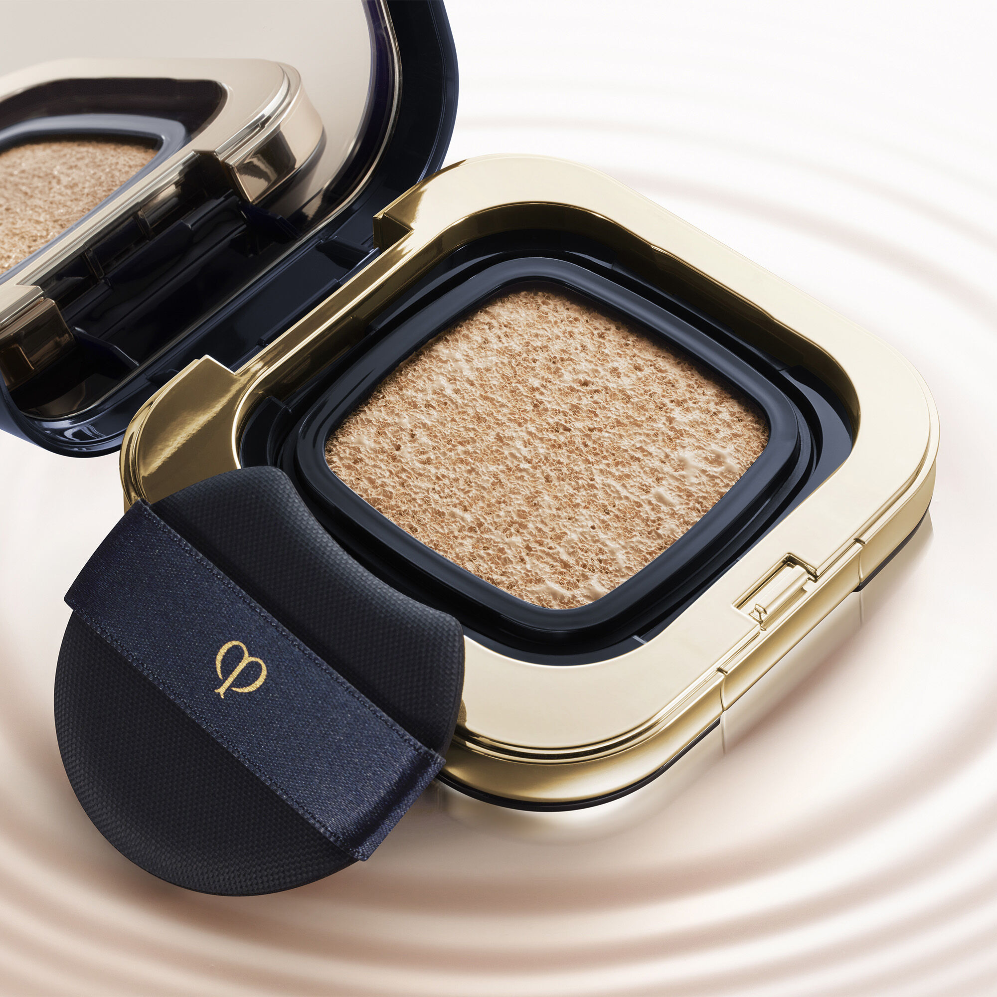 Radiant Cushion Foundation Dewy | Clé de Peau Beauté