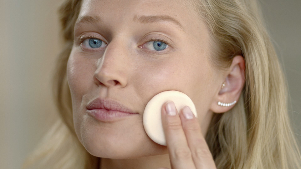 持续一整天的粉底妆效:Toni Garrn