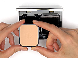 How to refill radiant powder foundation | Cl&eacute; de Peau Beaut&eacute;