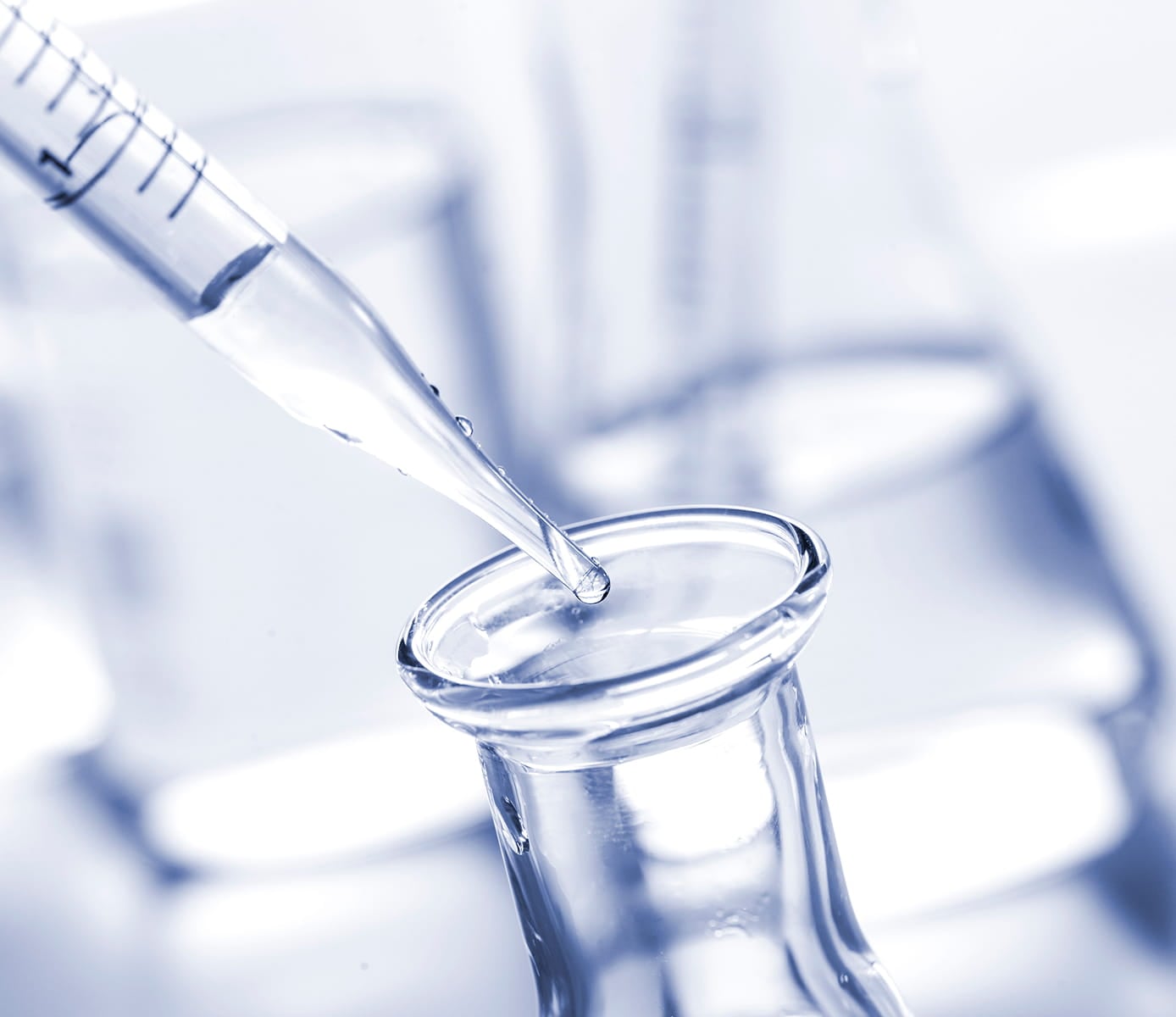 beaker and test tubes with liquid